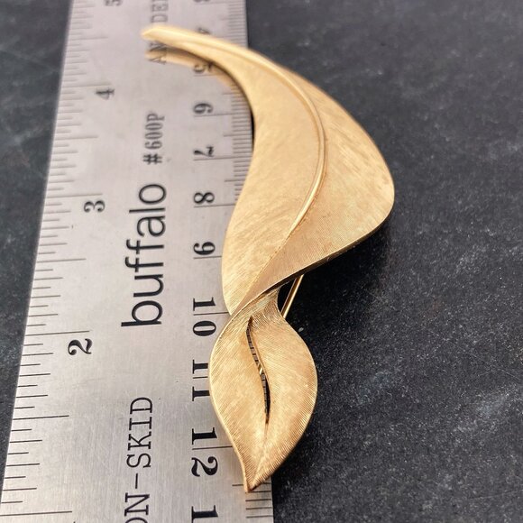 TRIFARI Vintage brushed gold tone metal curved leaf brooch ~ 1950s 1960s pin - Picture 2 of 9